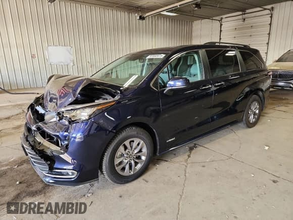✅ 2021 Toyota Sienna XLE • VIN: 5TDJSKFC8MS006014 • Lot: 92890975. Listed on Copart with 102,615 mi. Free auction sales archive from the USA and detailed vehicle history report at DreamBid. Image 1.