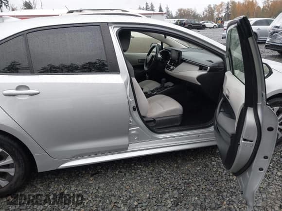 ✅ 2022 Toyota Corolla Hybrid LE • VIN: JTDEAMDE3NJ045628 • Lot: 43593704. Wystawiony na IAAI z przebiegiem 46 758 mil. Bezpłatny archiwum sprzedaży aukcyjnych z USA i szczegółowy raport historii pojazdu na DreamBid. Zdjęcie 5.