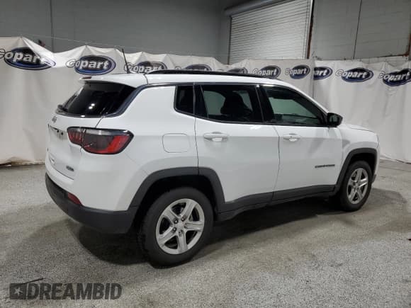 ✅ 2023 Jeep Compass Latitude • VIN: 3C4NJDBN0PT562108 • Lot: 92313795. Wystawiony na Copart z przebiegiem 78 511 mil. Bezpłatny archiwum sprzedaży aukcyjnych z USA i szczegółowy raport historii pojazdu na DreamBid. Zdjęcie 3.