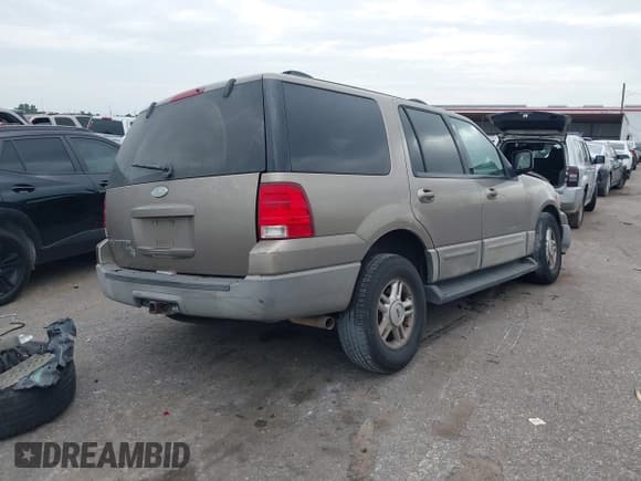 ✅ 2003 Ford Expedition Special Service • VIN: 1FMPU15L83LC30797 • Lot: 42772215. Wystawiony na IAAI z przebiegiem 231 975 mil. Bezpłatny archiwum sprzedaży aukcyjnych z USA i szczegółowy raport historii pojazdu na DreamBid. Zdjęcie 4.