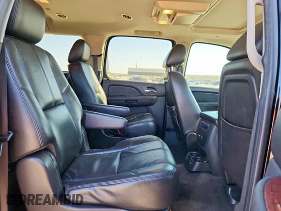 ✅ 2011 Chevrolet Suburban LT • VIN: 1GNSCJE01BR101021 • Lot: 92503235. Wystawiony na Copart z przebiegiem 238 000 mil. Bezpłatny archiwum sprzedaży aukcyjnych z USA i szczegółowy raport historii pojazdu na DreamBid. Zdjęcie 11.