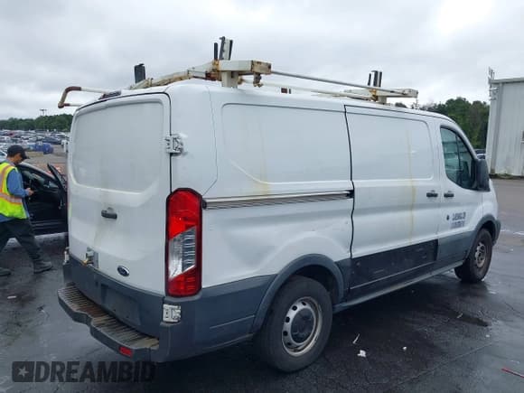 ✅ 2017 Ford Transit • VIN: 1FTYE1YMXHKA68209 • Lot: 43036951. Wystawiony na IAAI z przebiegiem 124 871 mil. Bezpłatny archiwum sprzedaży aukcyjnych z USA i szczegółowy raport historii pojazdu na DreamBid. Zdjęcie 4.