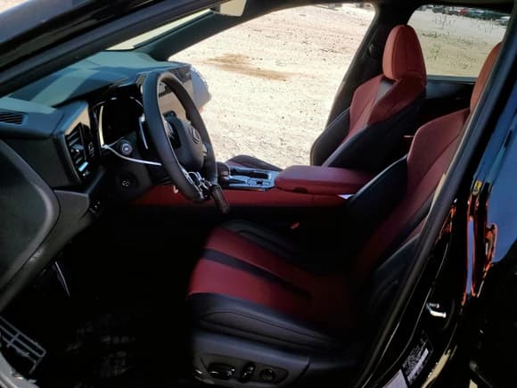 ✅ 2025 Lexus NX 450h+ F Sport • VIN: JTJKKCFZ2S2057458 • Lot: 70424005. Wystawiony na Copart z przebiegiem 6 296 mil. Bezpłatny archiwum sprzedaży aukcyjnych z USA i szczegółowy raport historii pojazdu na DreamBid. Zdjęcie 7.