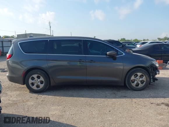 ✅ 2017 Chrysler Pacifica LX • VIN: 2C4RC1CG1HR507522 • Lot: 43191294. Listed on IAAI with 186,751 mi. Free auction sales archive from the USA and detailed vehicle history report at DreamBid. Image 14.