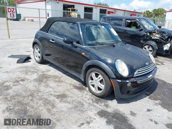 ✅ 2006 MINI Convertible • VIN: WMWRF33566TG15464 • Lot: 42285777. Wystawiony na IAAI z przebiegiem 144 430 mil. Bezpłatny archiwum sprzedaży aukcyjnych z USA i szczegółowy raport historii pojazdu na DreamBid. Zdjęcie 1.
