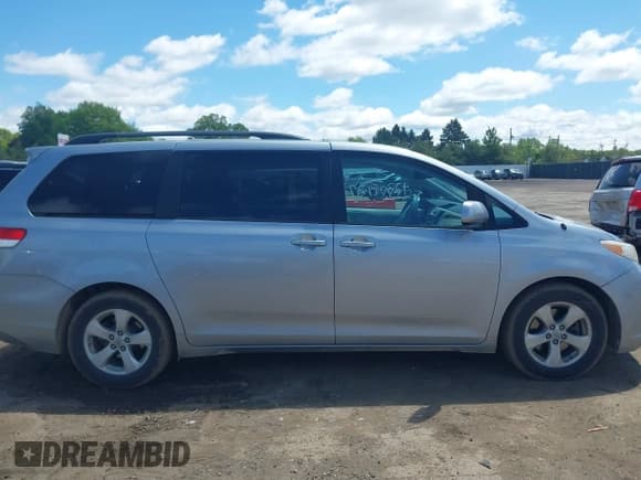 ✅ 2014 Toyota Sienna LE AAS • VIN: 5TDKK3DC9ES489463 • Lot: 42344427. Listed on IAAI with 233,265 mi. Free auction sales archive from the USA and detailed vehicle history report at DreamBid. Image 13.