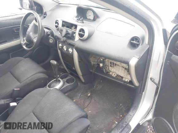 ✅ 2004 Scion xA • VIN: JTKKT624440065967 • Lot: 42837153. Wystawiony na IAAI z przebiegiem 240 611 mil. Bezpłatny archiwum sprzedaży aukcyjnych z USA i szczegółowy raport historii pojazdu na DreamBid. Zdjęcie 5.