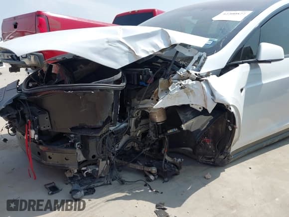 ✅ 2020 Tesla Model X Long Range • VIN: 5YJXCBE29LF302727 • Lot: 42300822. Wystawiony na IAAI z przebiegiem 78 545 mil. Bezpłatny archiwum sprzedaży aukcyjnych z USA i szczegółowy raport historii pojazdu na DreamBid. Zdjęcie 6.