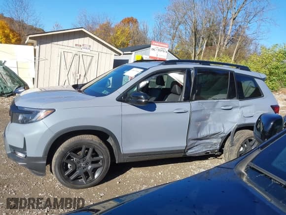 ✅ 2025 Honda Passport Black Edition • VIN: 5FNYF8H87SB006618 • Lot: 43617166. Listed on IAAI with 9,314 mi. Free auction sales archive from the USA and detailed vehicle history report at DreamBid. Image 14.