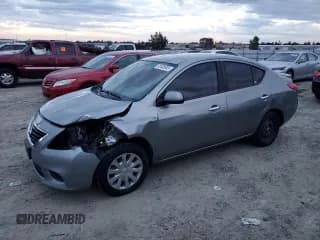 ✅ 2013 Nissan Versa S • VIN: 3N1CN7AP6DL870396 • Lot: 92485905. Wystawiony na Copart z przebiegiem 103 982 mil. Bezpłatny archiwum sprzedaży aukcyjnych z USA i szczegółowy raport historii pojazdu na DreamBid. Zdjęcie 1.