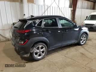 2023 Hyundai Kona SEL z VIN KM8K6CAB0PU966288, wystawiony jako Copart lot #68967215 z przebiegiem 54 287 mil mil oraz Szkoda całkowita • Salvage title. Historia ofert i sprzedaży dostępna na DreamBid. Obrazek 3.