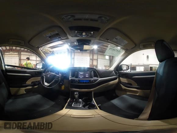 ✅ 2019 Toyota Highlander LE • VIN: 5TDBZRFH9KS939129 • Lot: 42474679. Wystawiony na IAAI z przebiegiem 49 532 mil. Bezpłatny archiwum sprzedaży aukcyjnych z USA i szczegółowy raport historii pojazdu na DreamBid. Zdjęcie 21.