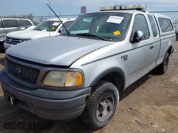 ✅ 2002 Ford F-150 XL • VIN: 1FTRX18L52NB18963 • Lot: 42042014. Wystawiony na IAAI z przebiegiem 229 262 mil. Bezpłatny archiwum sprzedaży aukcyjnych z USA i szczegółowy raport historii pojazdu na DreamBid. Zdjęcie 2.