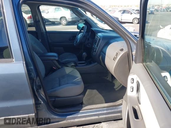 ✅ 2005 Ford Escape XLT • VIN: 1FMYU03155KA43963 • Lot: 43908851. Listed on IAAI with 164,812 mi. Free auction sales archive from the USA and detailed vehicle history report at DreamBid. Image 5.