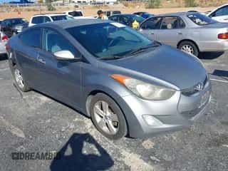 2013 Hyundai Elantra GLS z VIN KMHDH4AE3DU999218, wystawiony jako IAAI lot #43550069 z przebiegiem 226 931 mil mil oraz . Historia ofert i sprzedaży dostępna na DreamBid. Obrazek 1.