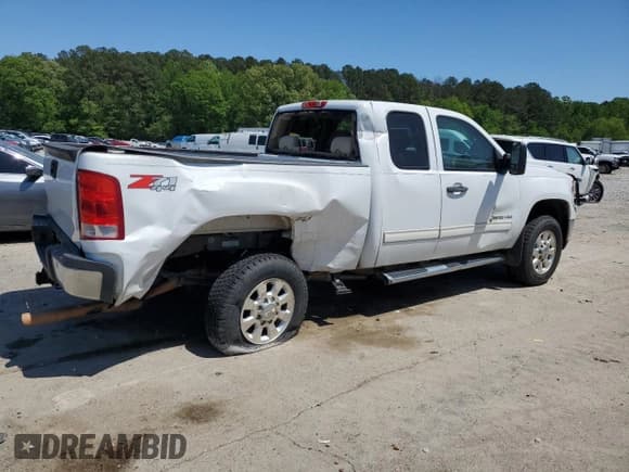 ✅ 2011 GMC Sierra 2500HD SLE • VIN: 1GT220EG2BZ397671 • Lot: 52946065. Listed on Copart with 122,647 mi. Free auction sales archive from the USA and detailed vehicle history report at DreamBid. Image 3.
