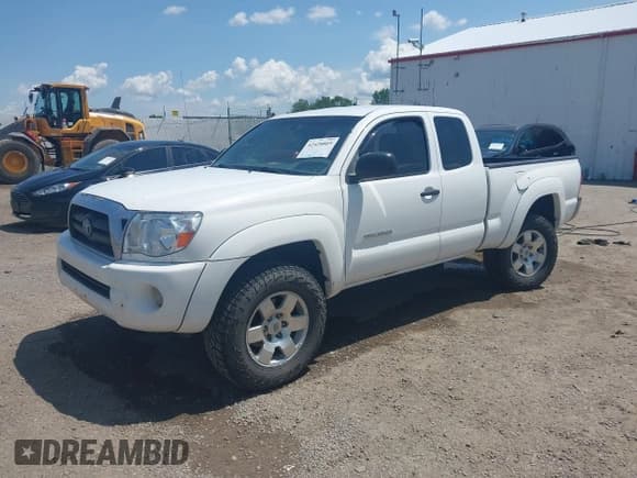✅ 2005 Toyota Tacoma • VIN: 5TEUU42N55Z035078 • Lot: 42428869. Listed on IAAI with 304,345 mi. Free auction sales archive from the USA and detailed vehicle history report at DreamBid. Image 2.