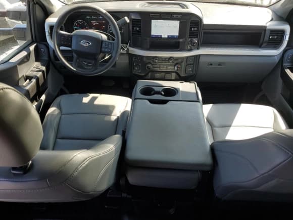 ✅ 2024 Ford F-250 XL • VIN: 1FT7W2BA2REE87359 • Lot: 84938675. Wystawiony na Copart z przebiegiem 51 878 mil. Bezpłatny archiwum sprzedaży aukcyjnych z USA i szczegółowy raport historii pojazdu na DreamBid. Zdjęcie 8.