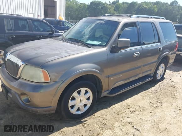 ✅ 2003 Lincoln Navigator Luxury • VIN: 5LMFU28R03LJ04688 • Lot: 42868105. Wystawiony na IAAI z przebiegiem 202 920 mil. Bezpłatny archiwum sprzedaży aukcyjnych z USA i szczegółowy raport historii pojazdu na DreamBid. Zdjęcie 2.