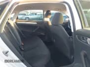 ✅ 2017 Volkswagen Passat S • VIN: 1VWAT7A33HC019579 • Lot: 42889382. Wystawiony na IAAI z przebiegiem 55 544 mil. Bezpłatny archiwum sprzedaży aukcyjnych z USA i szczegółowy raport historii pojazdu na DreamBid. Zdjęcie 8.