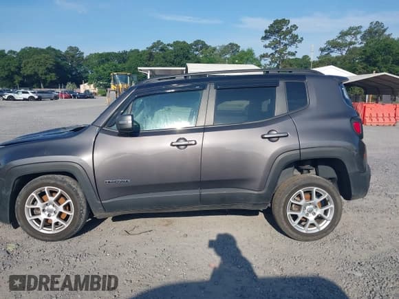 ✅ 2021 Jeep Renegade Limited • VIN: ZACNJDD13MPM27926 • Lot: 42226469. Wystawiony na IAAI z przebiegiem 30 271 mil. Bezpłatny archiwum sprzedaży aukcyjnych z USA i szczegółowy raport historii pojazdu na DreamBid. Zdjęcie 15.