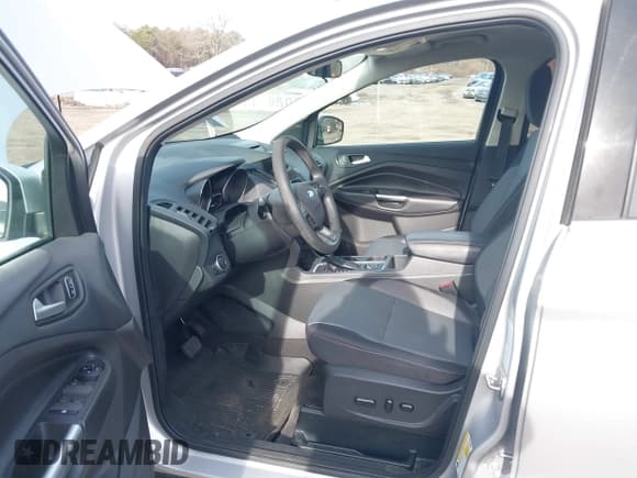 ✅ 2018 Ford Escape SE • VIN: 1FMCU9GD8JUB93096 • Lot: 43889141. Wystawiony na IAAI z przebiegiem 52 535 mil. Bezpłatny archiwum sprzedaży aukcyjnych z USA i szczegółowy raport historii pojazdu na DreamBid. Zdjęcie 5.