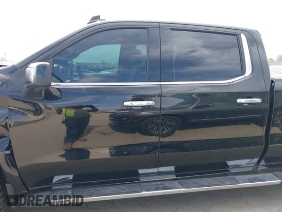 ✅ 2021 Chevrolet Silverado 1500 High Country • VIN: 1GCUYHEL2MZ404642 • Lot: 42301427. Wystawiony na IAAI z przebiegiem 42 691 mil. Bezpłatny archiwum sprzedaży aukcyjnych z USA i szczegółowy raport historii pojazdu na DreamBid. Zdjęcie 14.