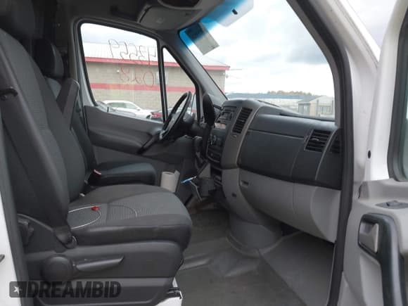 ✅ 2010 Freightliner Sprinter • VIN: WDYPF1CC1A5485346 • Lot: 43559028. Wystawiony na IAAI z przebiegiem 200 650 mil. Bezpłatny archiwum sprzedaży aukcyjnych z USA i szczegółowy raport historii pojazdu na DreamBid. Zdjęcie 5.
