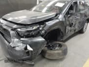 ✅ 2023 Toyota RAV4 LE • VIN: 2T3H1RFV6PC220306 • Lot: 43660739. Wystawiony na IAAI z przebiegiem 30 922 mil. Bezpłatny archiwum sprzedaży aukcyjnych z USA i szczegółowy raport historii pojazdu na DreamBid. Zdjęcie 6.