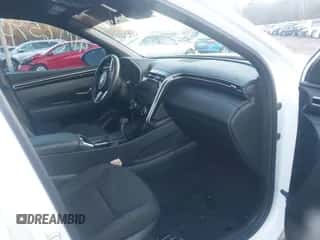 2022 Hyundai Santa Cruz SEL с VIN 5NTJBDAE0NH033592, выставлен на аукционе IAAI как лот 41126590 с пробегом 27 697 миль миль и . История ставок и продаж доступна на DreamBid. Изображение 5.