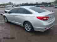 2015 Hyundai Sonata SE z VIN 5NPE24AF9FH222543, wystawiony jako IAAI lot #43351081 z przebiegiem 54 367 mil mil oraz . Historia ofert i sprzedaży dostępna na DreamBid. Obrazek 3.