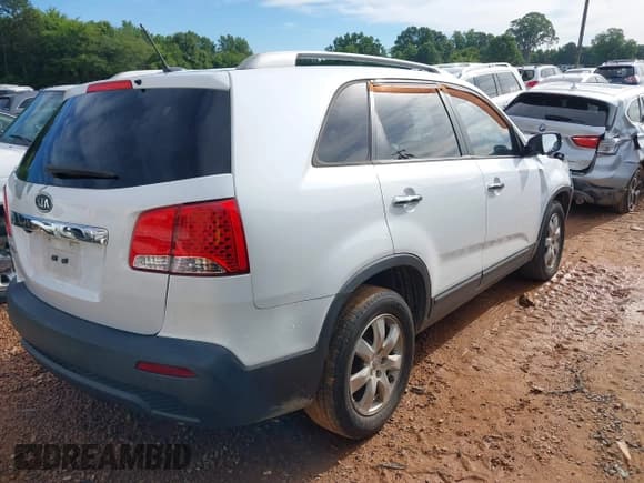✅ 2013 Kia Sorento LX • VIN: 5XYKT3A68DG312720 • Lot: 39589907. Wystawiony na IAAI z przebiegiem 206 037 mil. Bezpłatny archiwum sprzedaży aukcyjnych z USA i szczegółowy raport historii pojazdu na DreamBid. Zdjęcie 4.