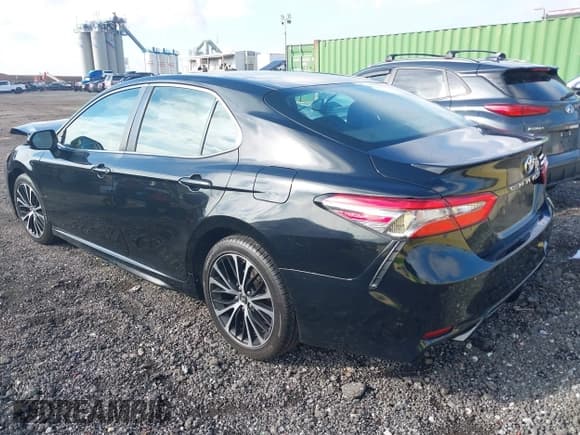 ✅ 2018 Toyota Camry SE • VIN: 4T1B11HK8JU669592 • Lot: 43686976. Wystawiony na IAAI z przebiegiem 110 805 mil. Bezpłatny archiwum sprzedaży aukcyjnych z USA i szczegółowy raport historii pojazdu na DreamBid. Zdjęcie 3.