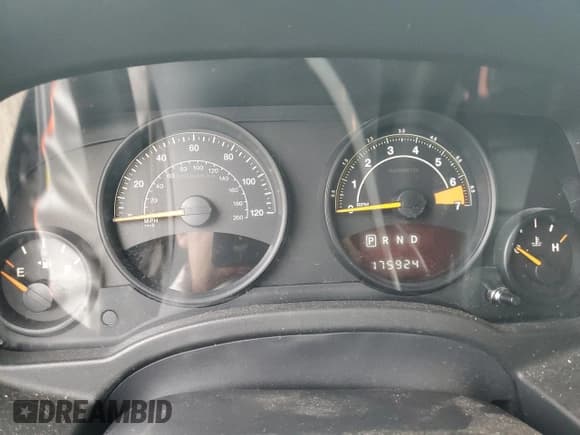 ✅ 2015 Jeep Patriot Latitude • VIN: 1C4NJPFA0FD306175 • Lot: 69238295. Wystawiony na Copart z przebiegiem 175 924 mil. Bezpłatny archiwum sprzedaży aukcyjnych z USA i szczegółowy raport historii pojazdu na DreamBid. Zdjęcie 9.