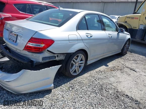 ✅ 2014 Mercedes-Benz C 250 Sport • VIN: WDDGF4HB4ER305973 • Lot: 41781503. Wystawiony na IAAI z przebiegiem 98 542 mil. Bezpłatny archiwum sprzedaży aukcyjnych z USA i szczegółowy raport historii pojazdu na DreamBid. Zdjęcie 4.