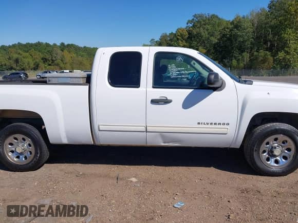 2012 Chevrolet Silverado 1500 LS z VIN 1GCRCREA3CZ307330, wystawiony jako IAAI lot #43374623 z przebiegiem 385 367 mil mil oraz . Historia ofert i sprzedaży dostępna na DreamBid. Obrazek 13.