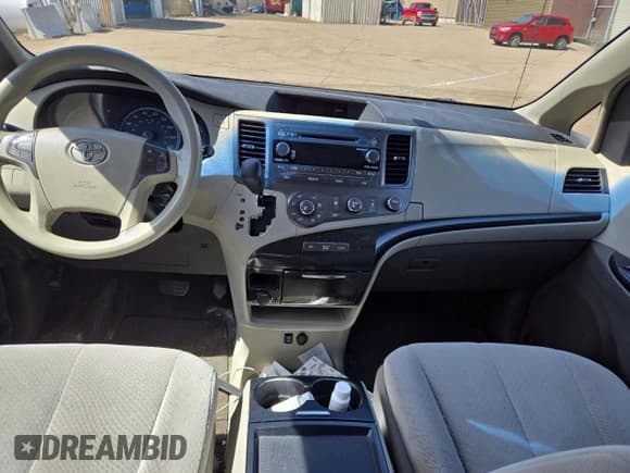 ✅ 2011 Toyota Sienna LE • VIN: 5TDKK3DC2BS046681 • Lot: 53238685. Wystawiony na Copart z przebiegiem Nie podano. Bezpłatny archiwum sprzedaży aukcyjnych z USA i szczegółowy raport historii pojazdu na DreamBid. Zdjęcie 8.