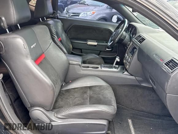 ✅ 2012 Dodge Challenger SRT-8 392 • VIN: 2C3CDYCJ8CH137762 • Lot: 59003275. Wystawiony na Copart z przebiegiem 85 412 mil. Bezpłatny archiwum sprzedaży aukcyjnych z USA i szczegółowy raport historii pojazdu na DreamBid. Zdjęcie 5.