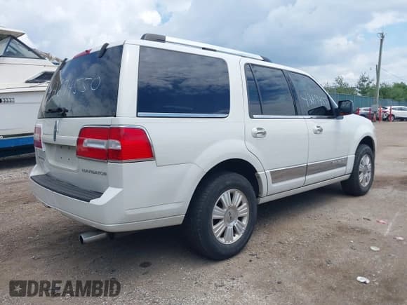 ✅ 2008 Lincoln Navigator • VIN: 5LMFU27598LJ16490 • Lot: 42694550. Wystawiony na IAAI z przebiegiem Nie podano. Bezpłatny archiwum sprzedaży aukcyjnych z USA i szczegółowy raport historii pojazdu na DreamBid. Zdjęcie 4.
