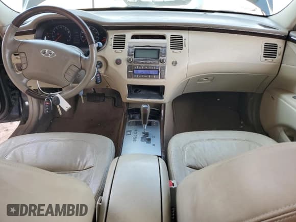 ✅ 2009 Hyundai Azera Limited • VIN: KMHFC46F49A388051 • Lot: 56252425. Listed on Copart with 177,171 mi. Free auction sales archive from the USA and detailed vehicle history report at DreamBid. Image 8.