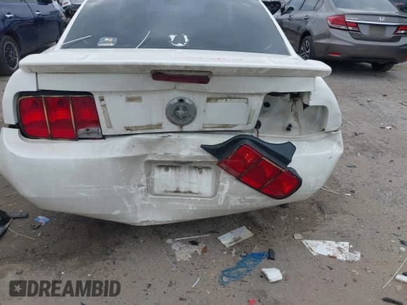 ✅ 2007 Ford Mustang Deluxe • VIN: 1ZVFT80N675258268 • Lot: 42351532. Listed on IAAI with 164,868 mi. Free auction sales archive from the USA and detailed vehicle history report at DreamBid. Image 6.