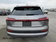 ✅ 2022 Audi e-tron Premium • VIN: WA1AABGE1NB022142 • Lot: 55533575. Wystawiony na Copart z przebiegiem 46 599 mil. Bezpłatny archiwum sprzedaży aukcyjnych z USA i szczegółowy raport historii pojazdu na DreamBid. Zdjęcie 6.