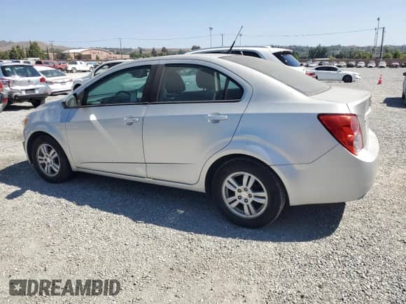 ✅ 2012 Chevrolet Sonic LS • VIN: 1G1JB5SH8C4211550 • Лот: 66561364. Размещён на Copart с пробегом 112 008 миль миль. Получите бесплатный доступ к архиву аукционных продаж из США и посмотрите подробный отчёт об истории автомобиля на DreamBid. Изображение 2.