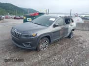 ✅ 2020 Jeep Cherokee Latitude Plus • VIN: 1C4PJMLB3LD500408 • Лот: 42317946. Опубликован ранее на IAAI с пробегом 24 802 миль. Бесплатный доступ к архиву аукционных продаж из США и подробный отчёт об истории автомобиля на DreamBid. Изображение 2.