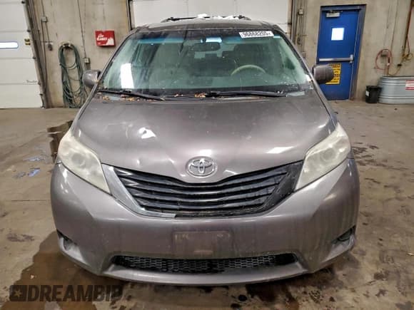 ✅ 2014 Toyota Sienna LE • VIN: 5TDKK3DC9ES434026 • Лот: 96868205. Опубликован ранее на Copart с пробегом 265 276 миль. Бесплатный доступ к архиву аукционных продаж из США и подробный отчёт об истории автомобиля на DreamBid. Изображение 5.