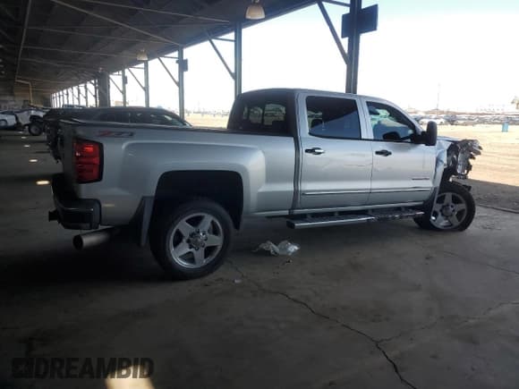 ✅ 2015 Chevrolet Silverado 2500HD LTZ • VIN: 1GC1KWE82FF140198 • Lot: 53965755. Wystawiony na Copart z przebiegiem 79 198 mil. Bezpłatny archiwum sprzedaży aukcyjnych z USA i szczegółowy raport historii pojazdu na DreamBid. Zdjęcie 3.