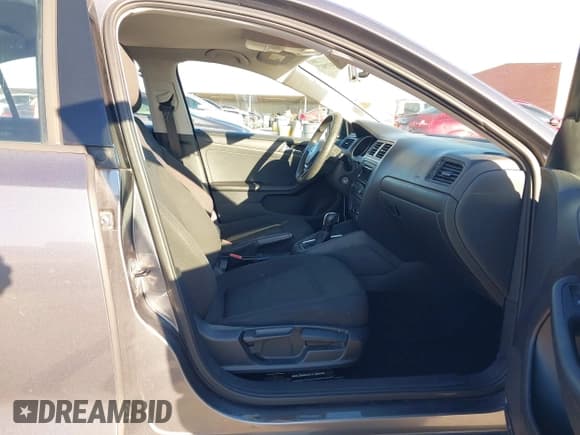 ✅ 2015 Volkswagen Jetta S • VIN: 3VW2K7AJ8FM201568 • Lot: 43557907. Wystawiony na IAAI z przebiegiem 72 780 mil. Bezpłatny archiwum sprzedaży aukcyjnych z USA i szczegółowy raport historii pojazdu na DreamBid. Zdjęcie 5.