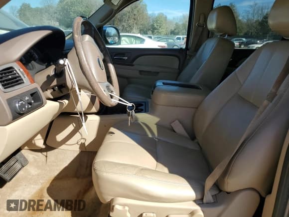 ✅ 2013 Chevrolet Suburban LT • VIN: 1GNSCJE05DR144117 • Lot: 80185134. Wystawiony na Copart z przebiegiem 242 877 mil. Bezpłatny archiwum sprzedaży aukcyjnych z USA i szczegółowy raport historii pojazdu na DreamBid. Zdjęcie 7.