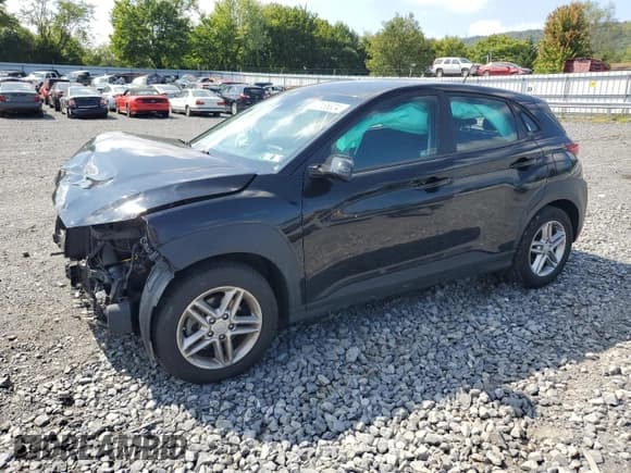 ✅ 2021 Hyundai Kona SE • VIN: KM8K12AA8MU665683 • Лот: 70135324. Опубликован ранее на Copart с пробегом Не указан. Бесплатный доступ к архиву аукционных продаж из США и подробный отчёт об истории автомобиля на DreamBid. Изображение 1.