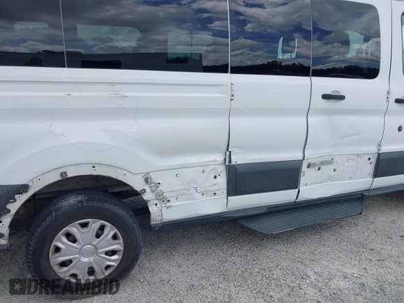 ✅ 2017 Ford Transit XL • VIN: 1FBZX2ZM7HKB07622 • Lot: 42616664. Wystawiony na IAAI z przebiegiem 15 868 mil. Bezpłatny archiwum sprzedaży aukcyjnych z USA i szczegółowy raport historii pojazdu na DreamBid. Zdjęcie 17.